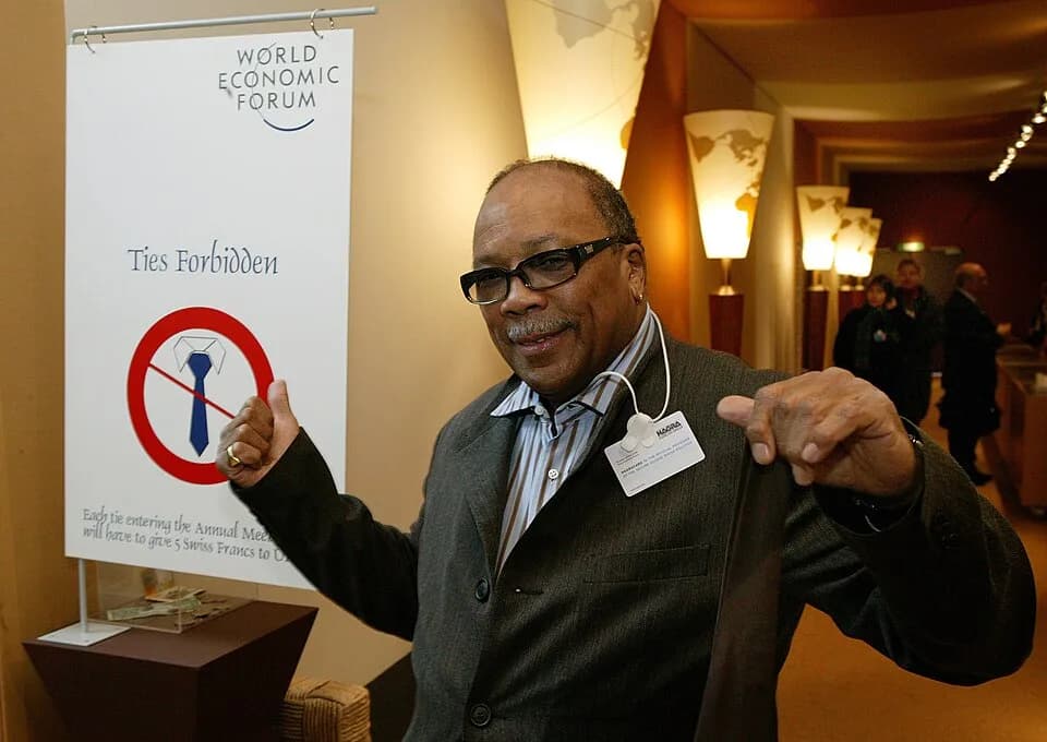 Quincy Jones - DAVOS/SWITZERLAND, 21JAN04 - Quincy Jones, Chairman and Chief Executive Officer, The Quincy Jones Listen Up Foundation, USA, takes off his ties at the entrance of the Davos Congress Cen