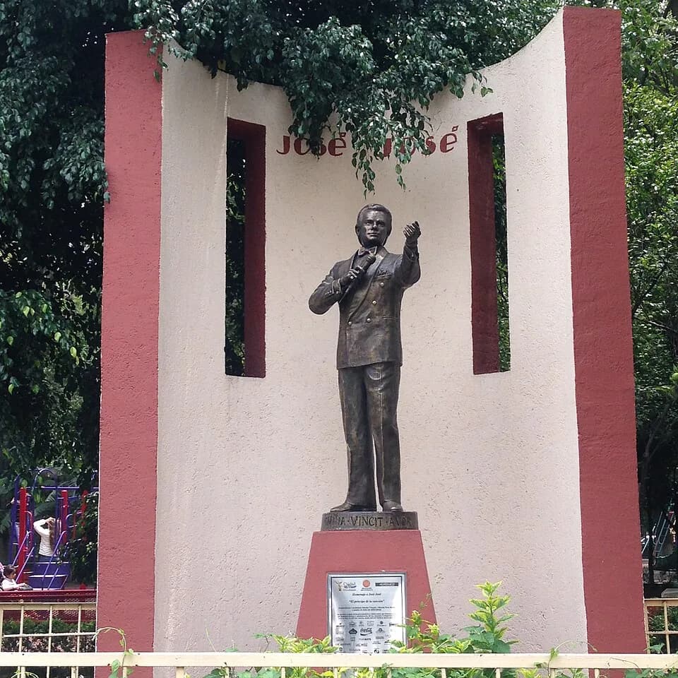 José José - Estatua de José José en la colonia Claveria, Ciudad de México.