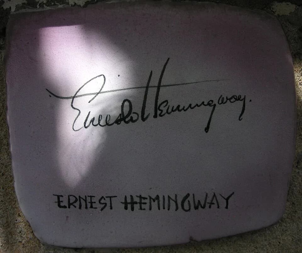 Ernest Hemingway - La piastrella di Ernest Hemingway sul muretto di Alassio