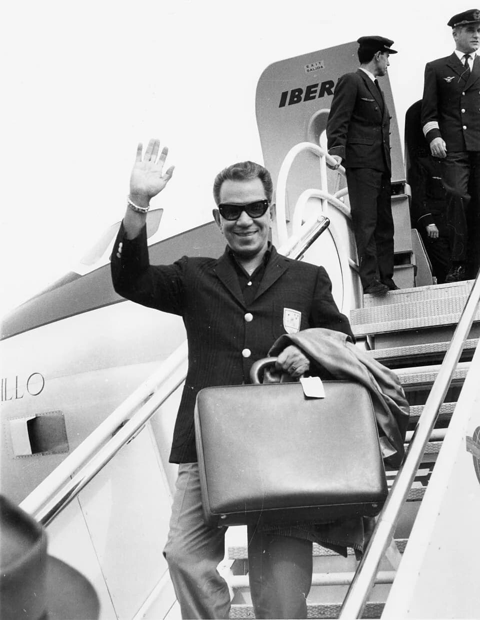 Cantiflas - The Mexican comedy star Mario Moreno (better known as Cantinflas) arriving November 3, 1964 at Madrid's Barajas aiport to act as godfather at the baptism of the daughter of Alonso Camorra.