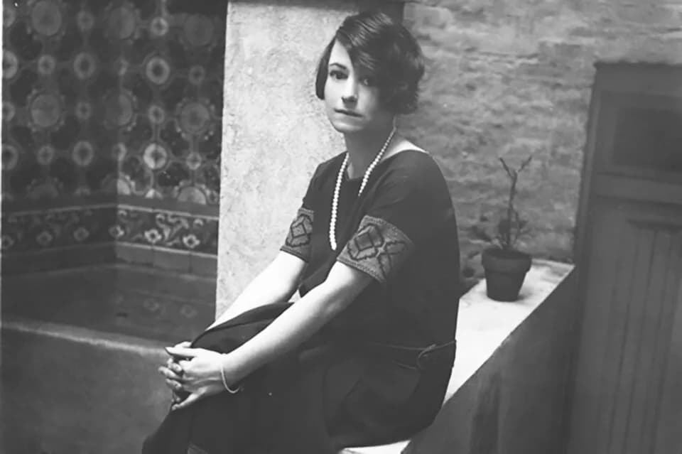 Dorothy Parker - Dorothy Parker in backyard of residence at 412 West 47th Street, New York City
