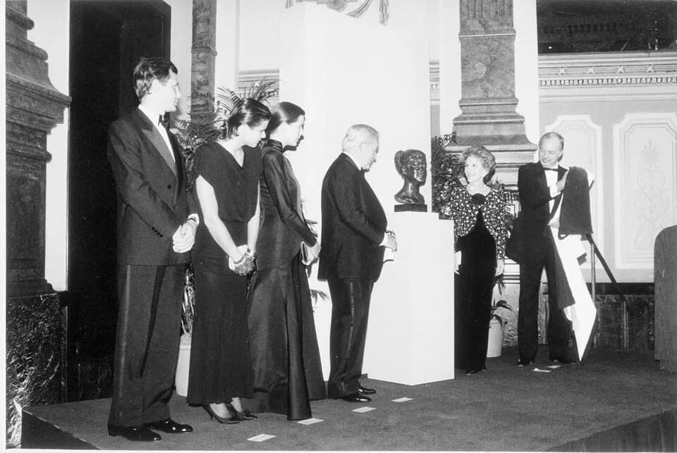 Grace Kelly - Dignitaries gather at the National Portrait Gallery (United States) in October of 1986 for the presentation of a portrait head of Princess Grace of Monaco (Grace Kelly) by her family. In