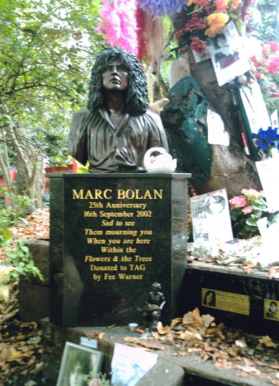 Marc Bolan - Gedenkstein für Marc Bolan
64px|GFDL
I, Britmax, the copyright holder of this work, hereby grant the permission to copy, distribute and/or modify this document under the terms of the