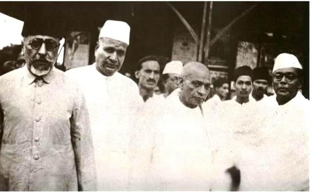 Abul Kalam Azad - At en:Wardha Railway Station, en:Maulana Azad, en:Acharya Kripalani, en:Sardar Patel, en:Subhash Bose