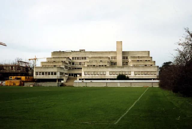 Niko Tinbergen - Department of Zoology, Oxford University This building, which faces onto South Parks Road was later renamed the Tinbergen Building after Nobel prize-winning ethologist Niko Tinbergen,