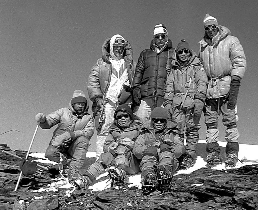 Junko Tabei - Communism Peak (Ismail Samani Peak) in 1985. From left: Alfred Lõhmus, Jaan Künnap, Kalev Muru, Junko Tabei and Ilmar Priimets + two Japanise alpinists sitting in front: Nobuko Yanagisaw