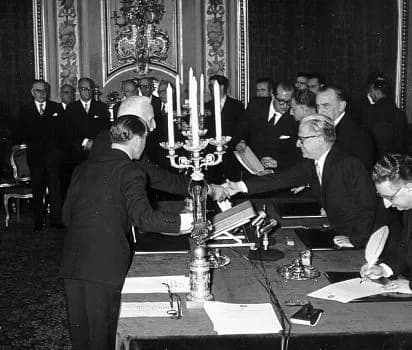 Enrico de Nicola - Il Presidente della Repubblica Giovanni Gronchi durante il giuramento dei giudici della Corte costituzionale