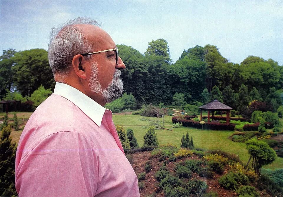 Krzysztof Penderecki - Krzysztof Penderecki in his garden, 1993