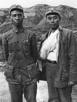 Liu Shaoqi - 1939年8月27日 刘少奇在延安机场送周恩来到苏联养病
