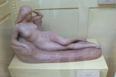 Léon Bourgeois - Sculpture de Léon Bourgeois (1851 - 1925) représentant une Femme nue allongée, présentée par le musée de Châlons.
