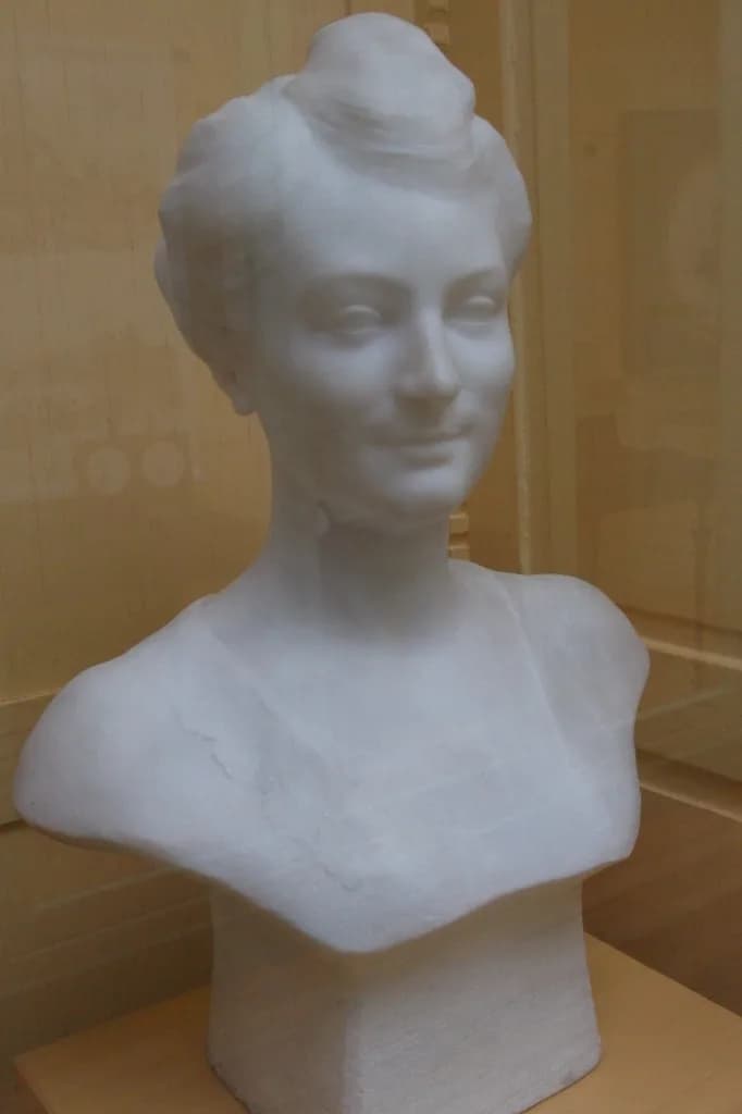Léon Bourgeois - sculpture de Léon Bourgeois représentant sa fille Hélène en marbre présentée par le musée de Châlons.