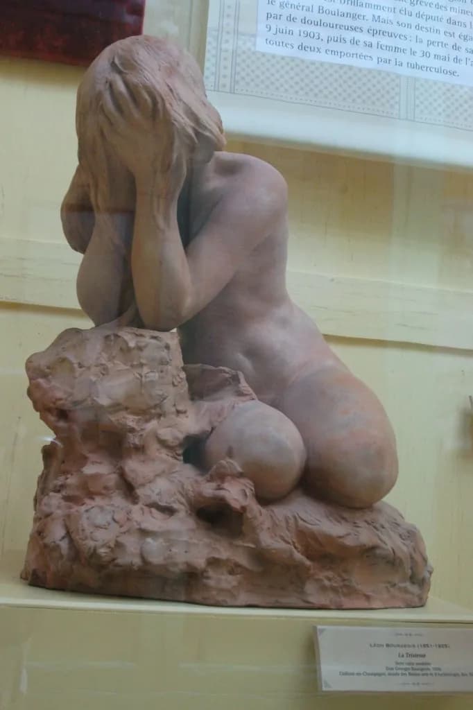 Léon Bourgeois - sculpture de Léon Bourgeois représentant la Tristesse en terre cuite présentée par le musée de Châlons.