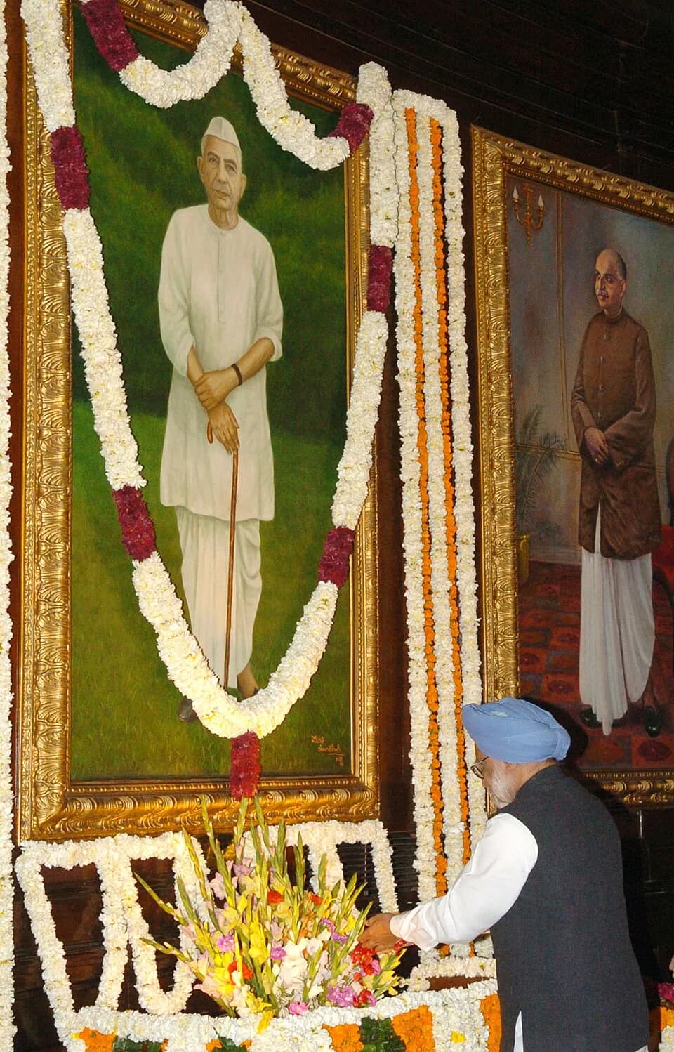 Charan Singh - The Prime Minister, Dr. Manmohan Singh paying floral tribute to the former Prime Minister, Late Ch. Charan Singh on his 105th birth anniversary at Parliament House, in New Delhi on Dece