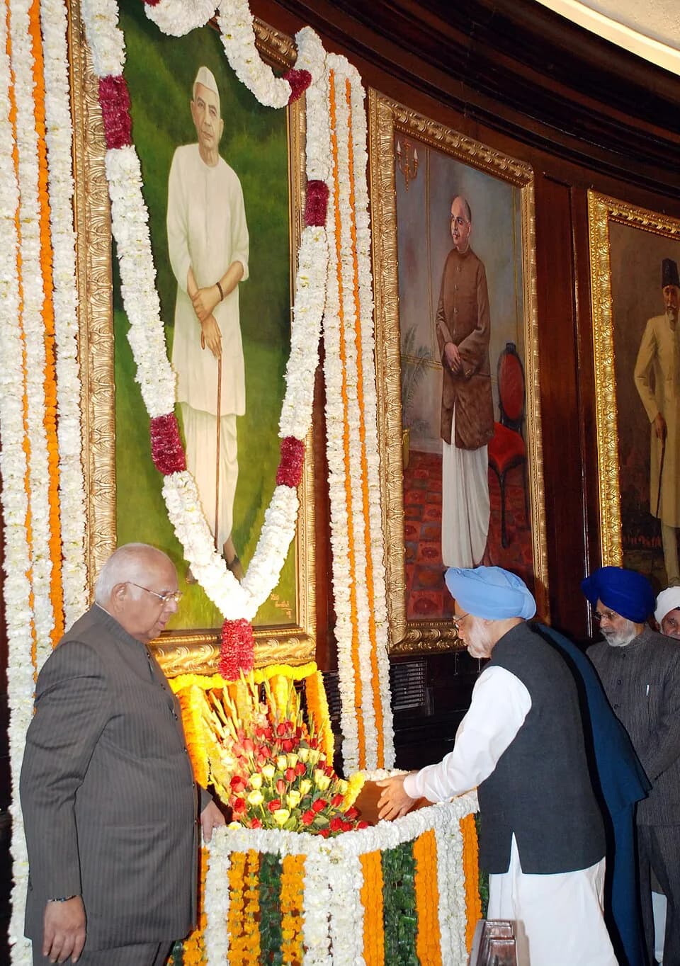 Charan Singh - The Prime Minister, Dr. Manmohan Singh paying floral tribute to the former Prime Minister, Late Ch. Charan Singh on his 106th birth anniversary, at Parliament House, in New Delhi on Dec