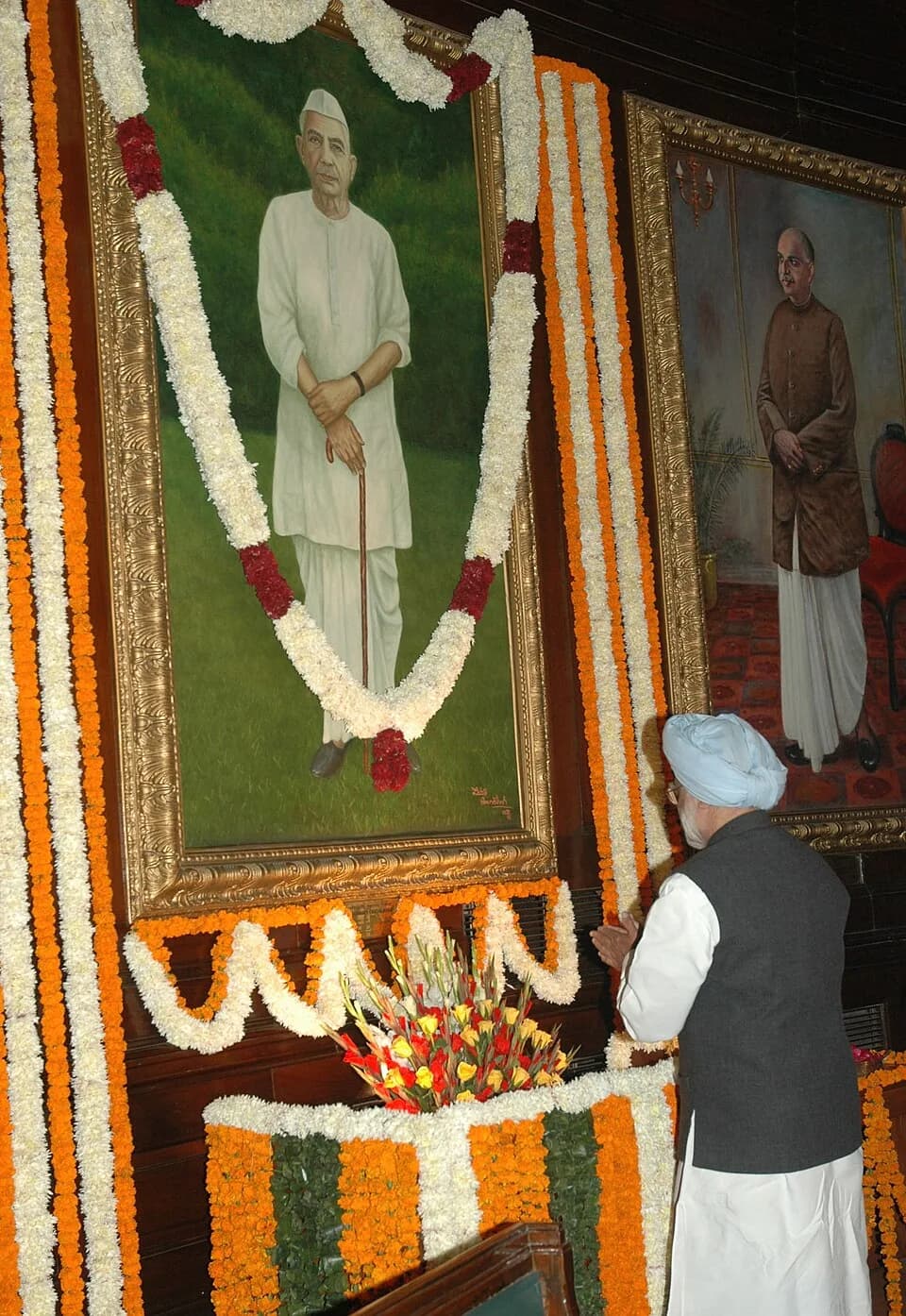 Charan Singh - The Prime Minister, Dr. Manmohan Singh paying floral tributes to the former Prime Minister, Late Ch. Charan Singh on his 107th birth anniversary, at Parliament House, in New Delhi on De