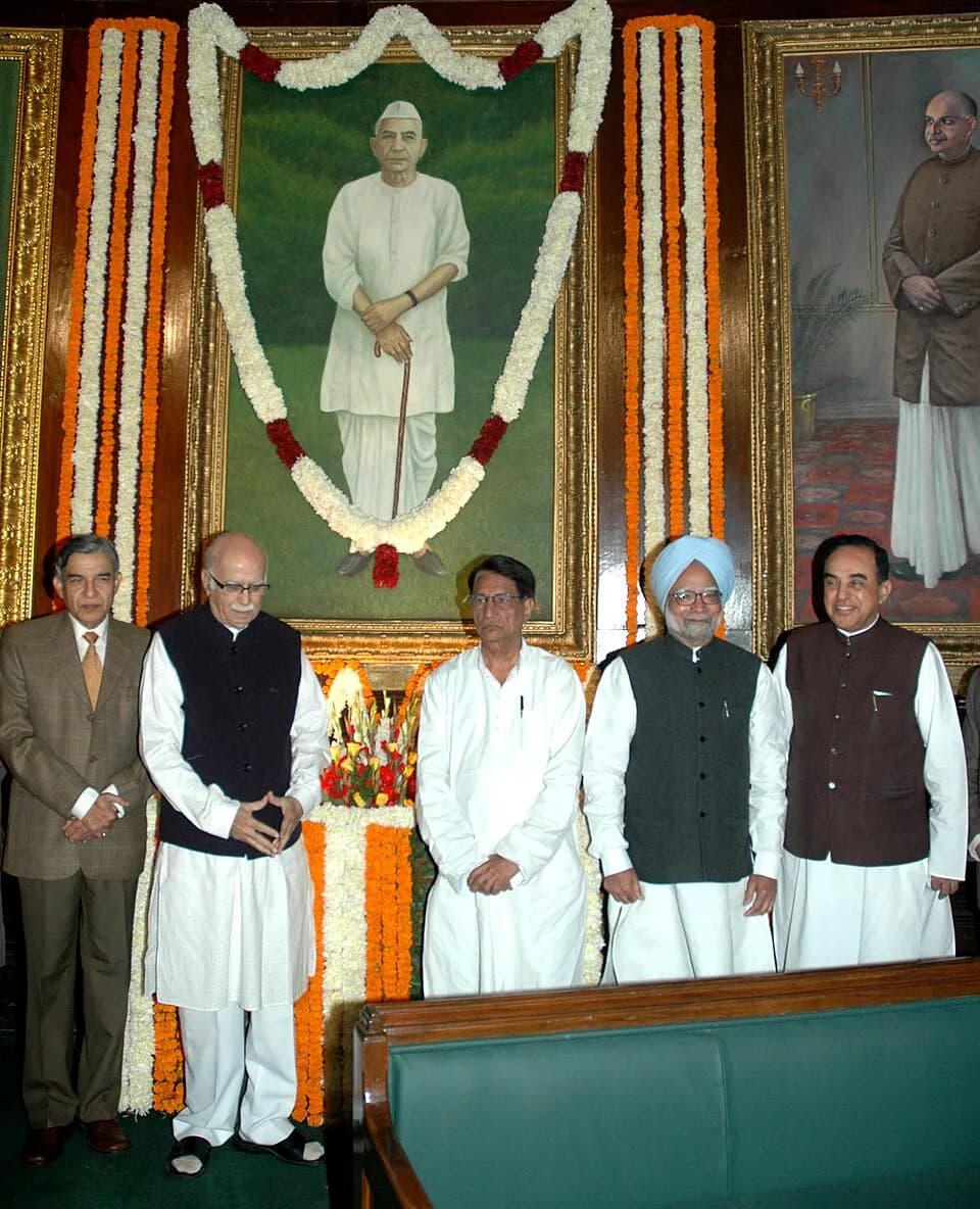 Charan Singh - The Prime Minister, Dr. Manmohan Singh, the Union Minister for Parliamentary Affairs and Water Resources, Shri Pawan Kumar Bansal, Shri L.K. Advani and Dr. Subramanian Swamy paid tribut