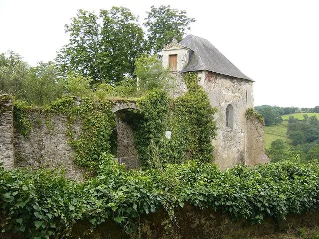 Joachim du Bellay - Entrance of the former domicile of Joachim du Bellay in Liré (department Maine-et-Loire, France)
