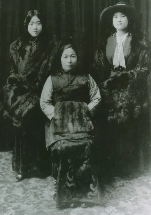 Soong Ching-ling - Soong Ching-ling(right), Soong Ai-ling(left) and their mother