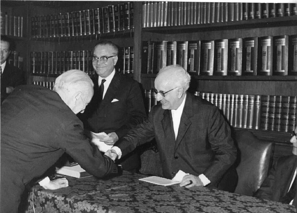 Antonio Segni - Photo from 1962, in my possession. The new president of Italy, en:Antonio Segni shakes hands with Aldo Ferrabino. Photographer unknown. Found among the papers of his uncle. Issue free