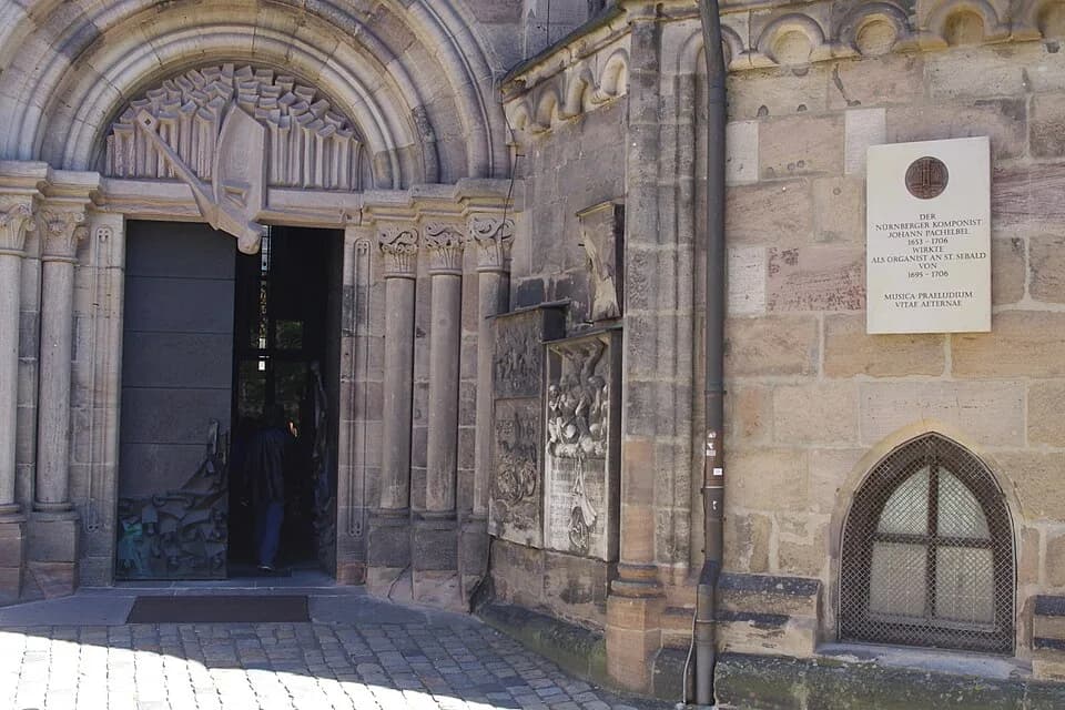 Johann Pachelbel - Gedenktafel für das Wirken Johann Pachelbels in St. Sebald und seiner Heimatstadt Nürnberg an der Außenfassade der Sebalduskirche.