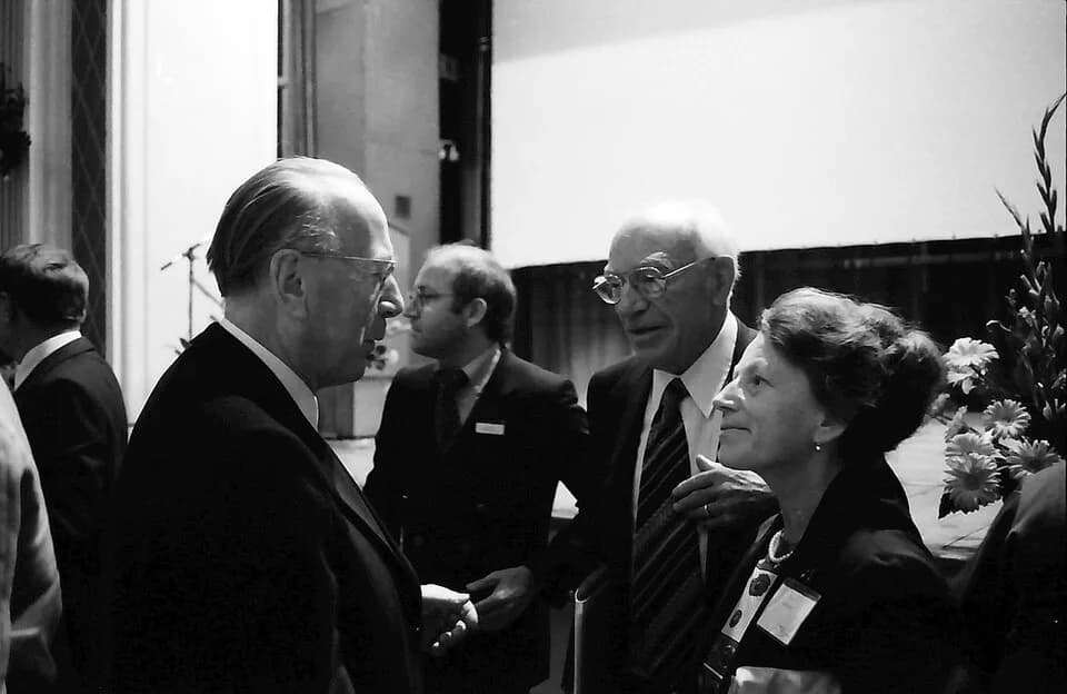 John Eccles - 30. Tagung 1980 Chemiker; Eröffnung Festhalle; Sitzreihen: im Gespräch stehend Kardinal König, Sir John C. Eccles, Lady Eccles