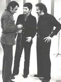 Domenico Modugno - Foto di autore anonimo realizzata nel 1971 durante le registrazioni di "Teatro 10" a Roma ritraente Alberto Lupo, Antonello Falqui e Domenico Modugno