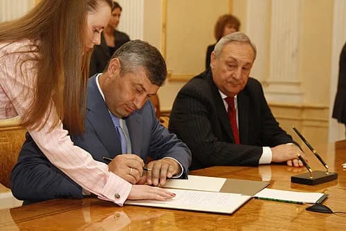 Sergei Bagapsh - THE KREMLIN, MOSCOW. President of South Ossetia Eduard Kokoity (on the left) and President of Abkhazia Sergei Bagapsh signed the six principles for resolving the conflicts.