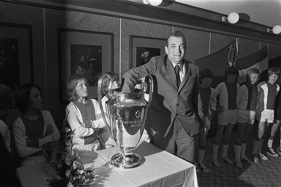 Viktor Korchnoi - Collectie / Archief : Fotocollectie Anefo
Reportage / Serie : Loting voor het twaalfde IBM-schaaktoernooi in het Alpha Hotel te Amsterdam
Beschrijving : Schaker Viktor Kortsjnoj tijd