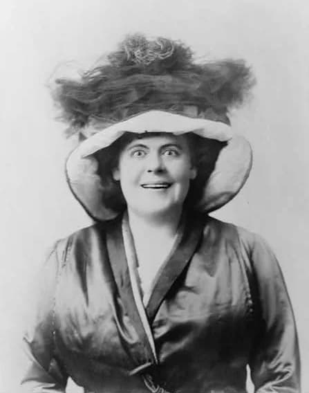 Marie Dressler - Marie Dressler, head-and-shoulders portrait, facing front, wearing hat