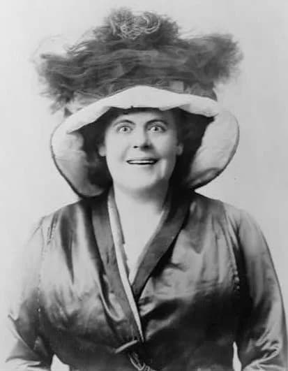 Marie Dressler - Marie Dressler, head-and-shoulders portrait, facing front, wearing hat