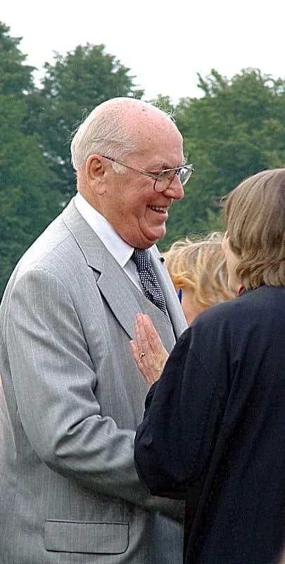 Lennart Meri - Lennart Meri (1929–2006), President of Estonia (1992–2001), meets with members of the public at the 2004 Song Festival in Tallinn.