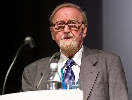 Clive Granger - Economist Clive Granger, who won the 2003 Nobel Prize in Economics. Clive Granger:
Leica M8, Elmarit M 90/1:2,8
License on Flickr (2011-01-17): CC-BY-SA-2.0
Flickr tags: Clive, Leica
