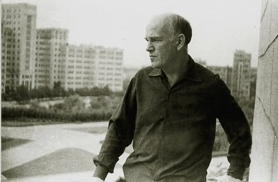 Sviatoslav Richter - Pianist Svyatoslav Richter on the balcony of the Kharkiv hotel admires the Dzerzhinsky Square (now Svobody Square) in Kharkov, where he arrived on the eve of a solo performance at
