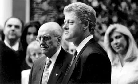Andreas Papandreou - Prime Minister of Greece, Andreas Papandreou on official visit with United States President William J. Clinton, Washington, April 1994. Courtesy White House Photo Office