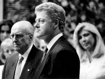 Andreas Papandreou - Prime Minister of Greece, Andreas Papandreou on official visit with United States President William J. Clinton, Washington, April 1994. Courtesy White House Photo Office