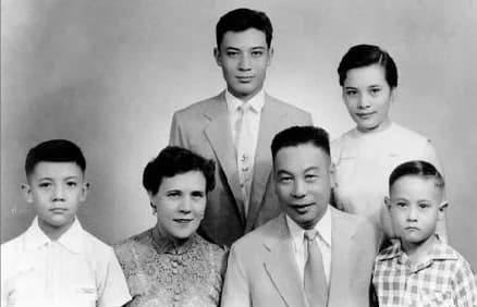Chiang Ching-kuo - Family of Chiang Ching-kuo. From left to right: Front - Alex Chiang Hsiao-wu, Faina Chiang Fang-liang, Chiang Ching-kuo, Eddie Chiang Hsiao-yung; Rear - Alan Chiang Hsiao-wen, Chian
