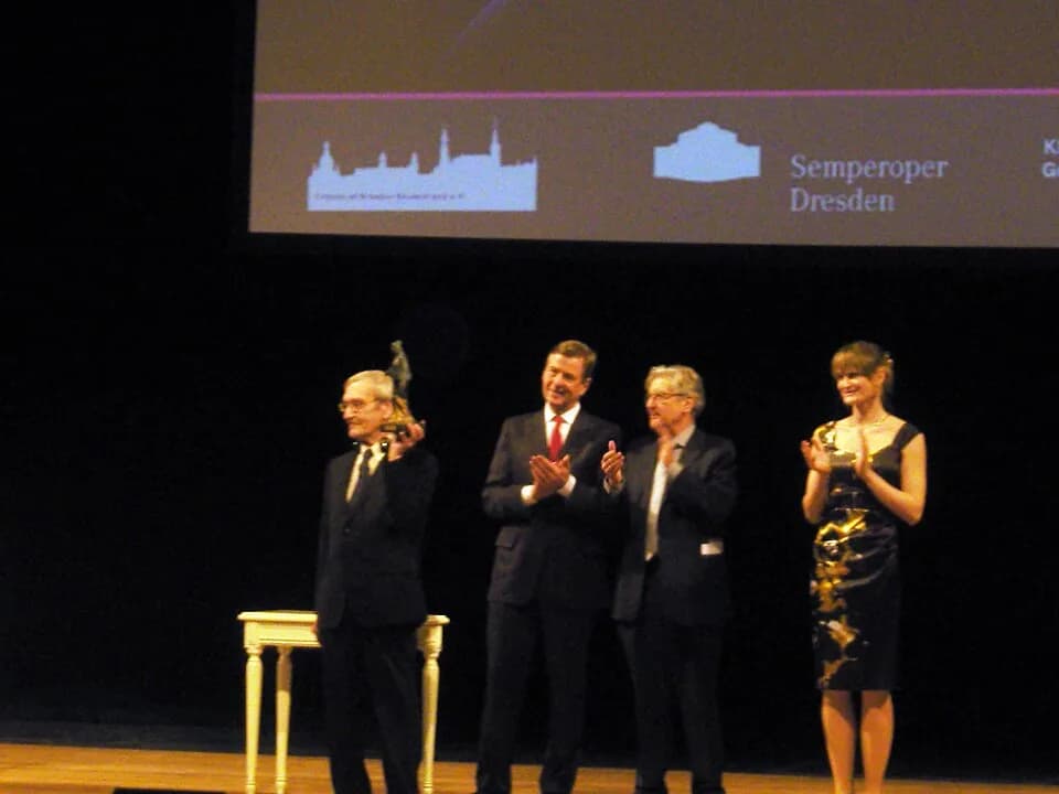 Stanislav Petrov - Stanislaw Jewgrafowitsch Petrow bei der Verleihung des Dresden-Preis in der Semperoper; Februar 2013 (2. von links: Laudator Claus Kleber; Mitte: Gerhart Baum; rechts: Kristin Alsch