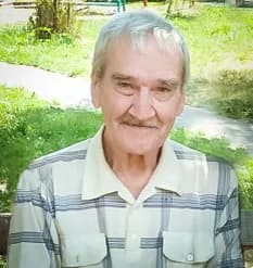 Stanislav Petrov - Stanislaw Petrow vor dem Haus, in dem sich seine Wohnung befindet, in Frjasino bei Moskau, 03.07.2016