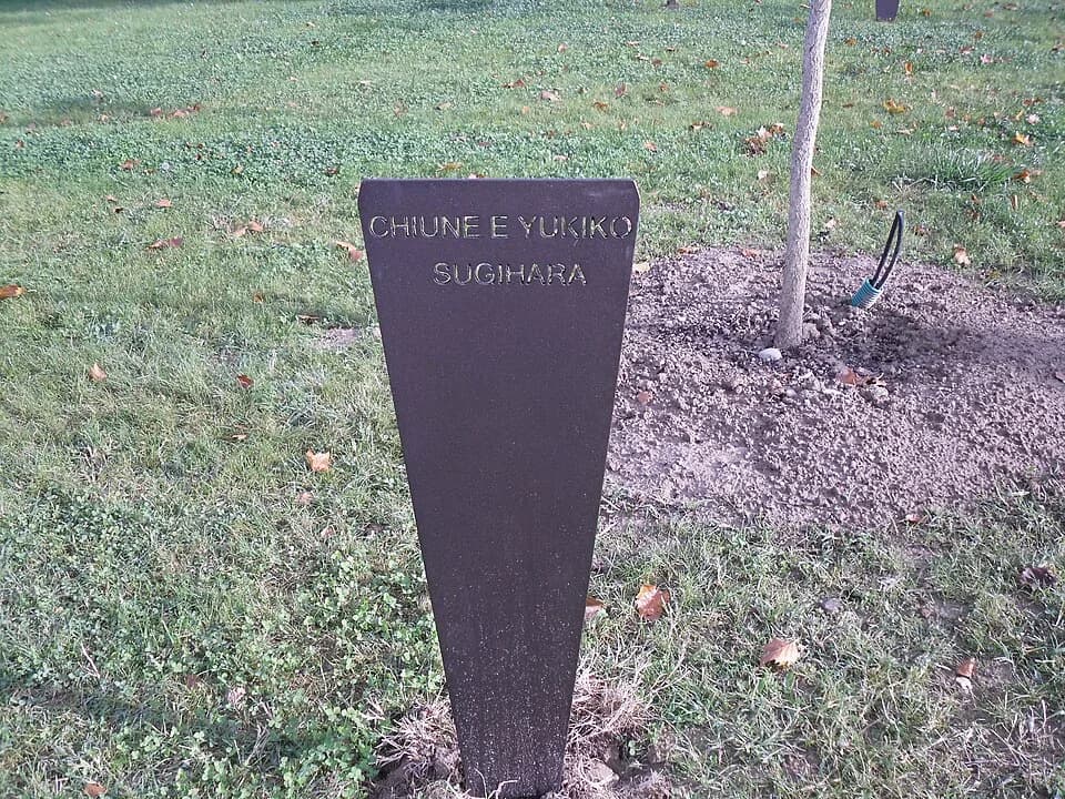 Chiune Sugihara - Giardino dei Giusti del Mondo di Padova. Stele dedicata a Chiune e Yukiko Sugihara.