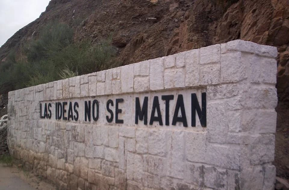 Domingo Faustino Sarmiento - Vista del monumento que dice LAS IDEAS NO SE MATAN, escrito por DOMINGO FAUSTINO SARMIENTO, en su paso por la quebrada de Zonda en la provincia argentina de San Juan