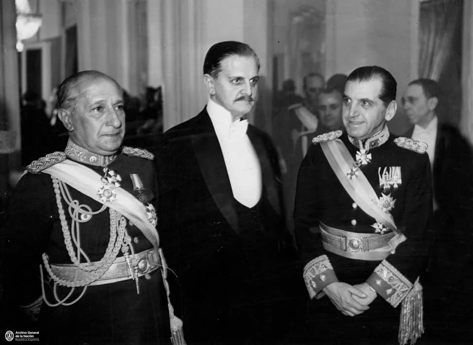 Carlos Saavedra Lamas - Siendo General de División, en compañía del Ministro de Relaciones Exteriores y Culto, Dr. Carlos Saavedra Lamas y del Ministro de Guerra General Basilio Pertiné en una función