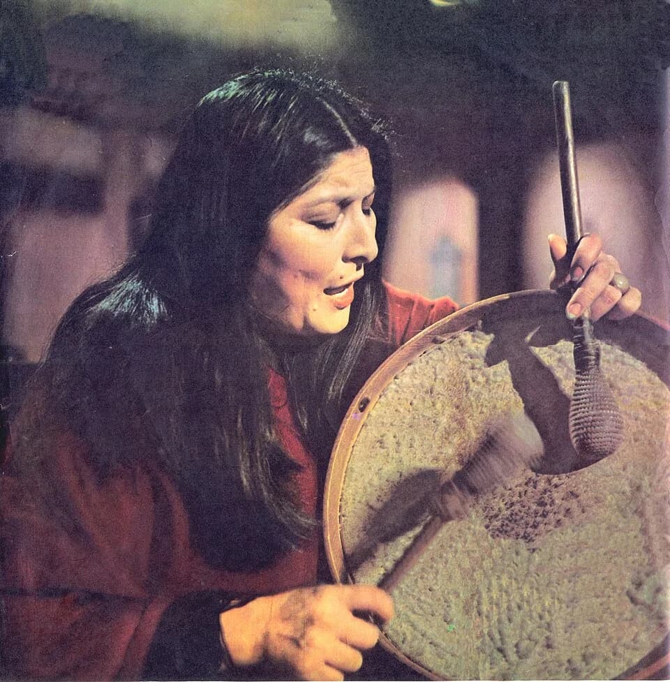 Mercedes Sosa - Fotografía de la cantante argentina Mercedes Sosa perteneciente al disco "Mercedes Sosa", serie "Grandes Artístas" editado en Argentina en 1973.