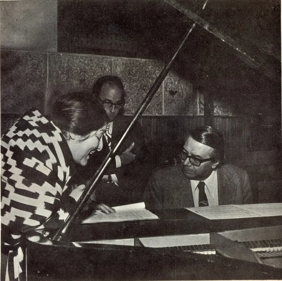 Mercedes Sosa - Fotografía de la cantante argentina Mercedes Sosa junto a Féliz Luna (de pie) y Ariel Ramírez (al piano), perteneciente al disco "Cantata Sudamericana" editado en Argentina en 1972.