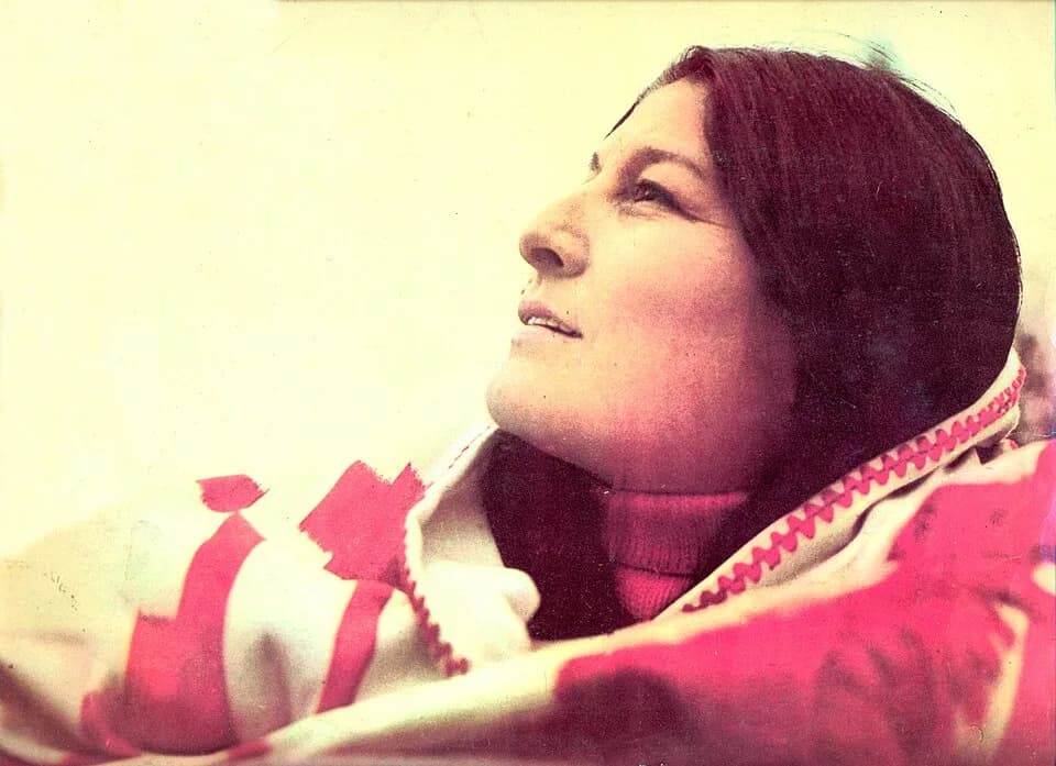 Mercedes Sosa - Fotografía de la cantante argentina Mercedes Sosa perteneciente al disco "Hasta la victoria" editado en Argentina en 1972.
