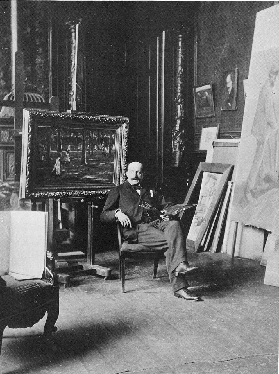 Max Liebermann - de:Max Liebermann in seinem Atelier in der Auguste-Viktoria-Straße (Berlin) vor seinem Gemälde „Schulgang in Laren“.