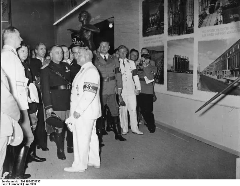 Robert Ley - For documentary purposes the German Federal Archive often retained the original image captions, which may be erroneous, biased, obsolete or politically extreme. Hamburg, KdF-Leistungsscha