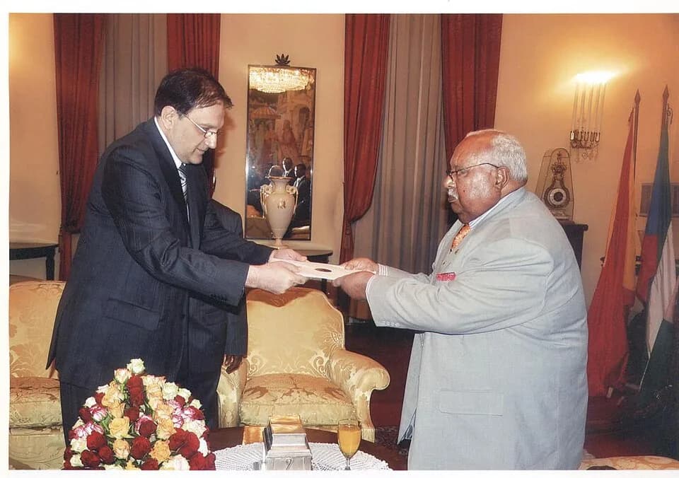 Girma Wolde-Giorgis - Dr. Armen Melkonyan presents his credentials to the President of Ethiopia H.E. Girma Wolde-Giorgis in Addis Ababa.