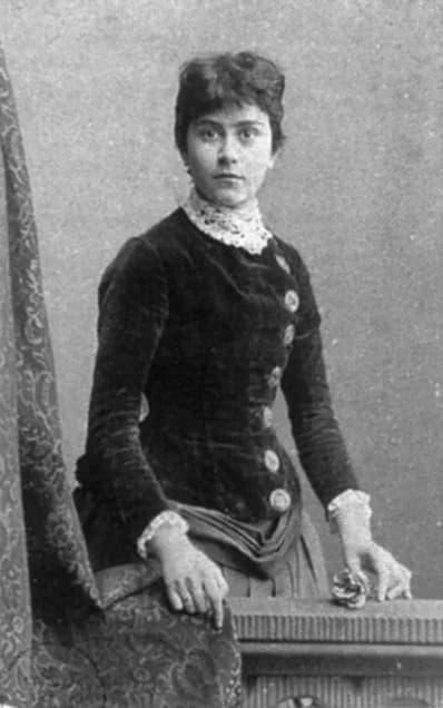 Else Lasker-Schüler - Else Schüler as a young wife. The wedding ring on her right hand and the rose in her left suggest that this photo was taken shortly after her 1894 marriage to Berthold Lasker.