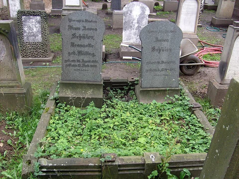 Else Lasker-Schüler - Grab der Eltern von Else Lasker-Schüler auf dem "Ruhenden Jüdischen Friedhof" an der Weißenburgstraße in Wuppertal-Elberfeld. Im Juli 2008 wurde der Jüdische Friedhof an der Weiß
