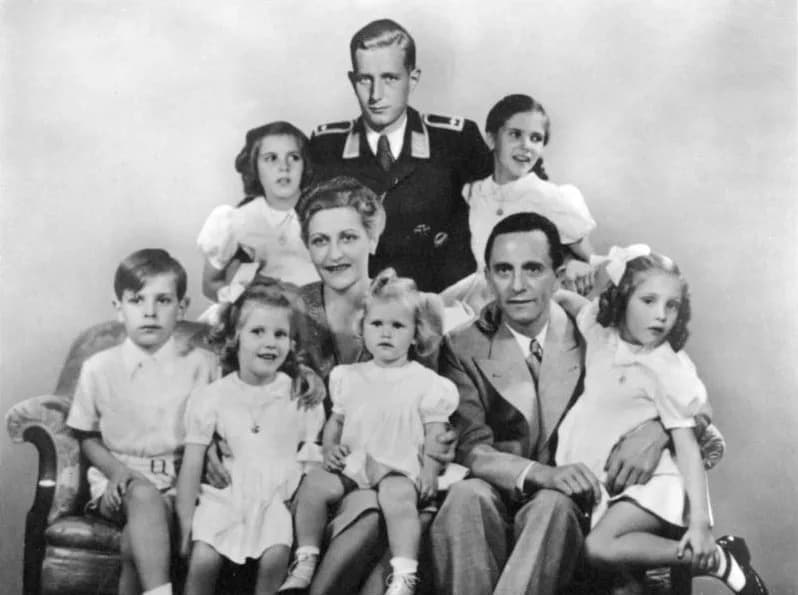 Magda Goebbels - Familienporträt Goebbels: Mitte Magda Goebbels, Joseph Goebbels mit ihren sechs Kindern Helga, Hildegard, Helmut, Hedwig, Holdine und Heidrun. Dahinter Harald Quandt in der Uniform ei